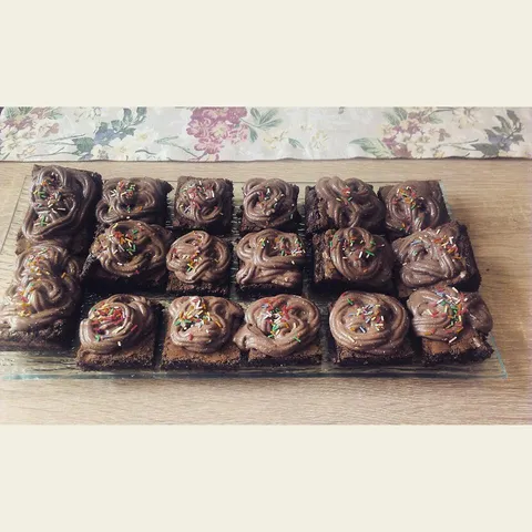 Brownies with mascarpone-cream cheese frosting