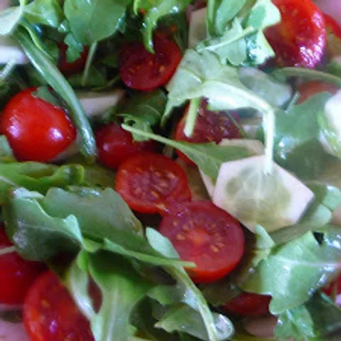 Salata od rikule, cherry paradajza i krastavaca(Dušina salata)