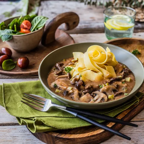 Stroganoff sa širokim rezancima