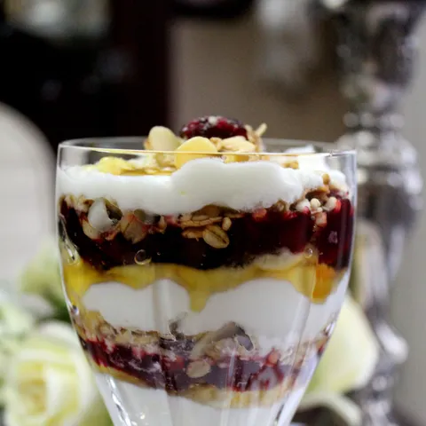 Parfait od jogurta i umaka od brusnica