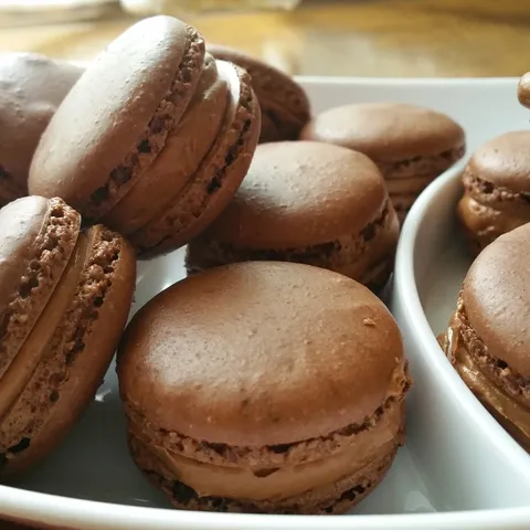 Cokoladni macaronsi punjeni cokoladom i narandzom