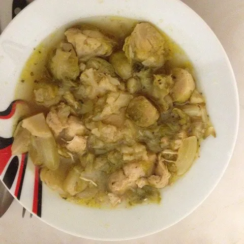 Bijelo pileće meso sa prokulicama (nešto između juhe i variva)