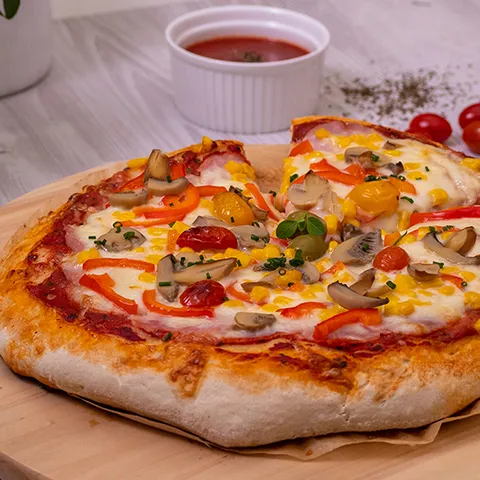 Home made pizza s povrćem i sirom