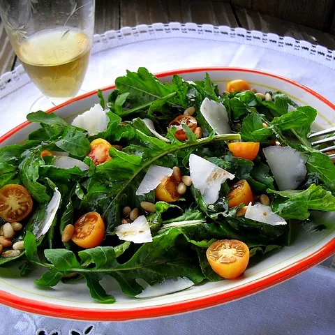 Salata od rukole, čeri paradajza i pinjola