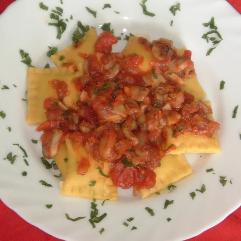 Raviolli s blitvom u umaku od šampinjona i rajčica