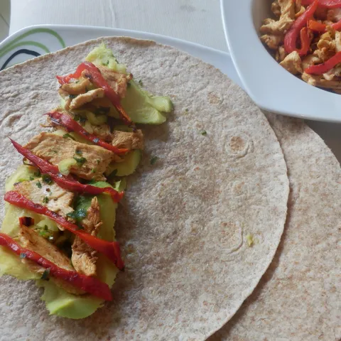 Tortilje s piletinom, avokadom i pečenom paprikom