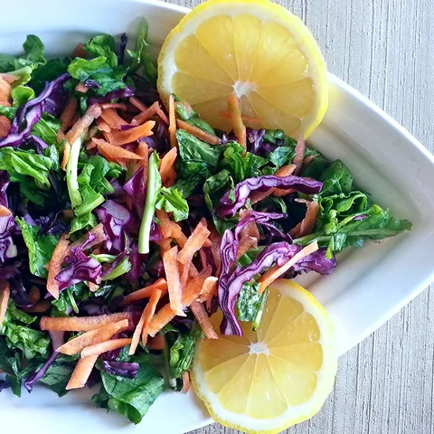 Salata od rukole i crvenog kupusa