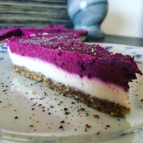 Sirova torta sa sumskim vocem