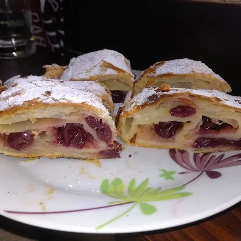 Fina štrudla od višanja i jabuka