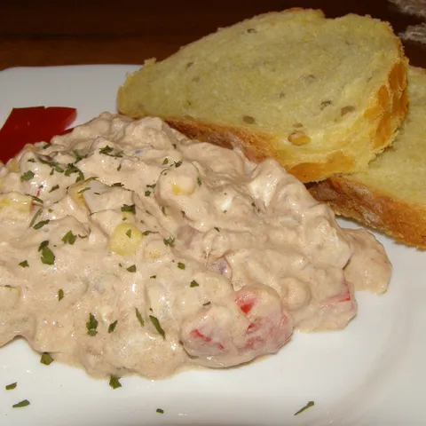 Salata od tunjevine s kiselim vrhnjem