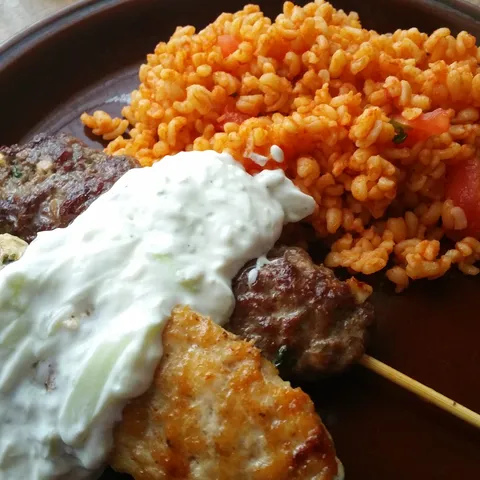 Adana kebab i zatziki umak