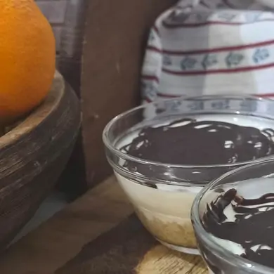 Kremasti desert s narančom u čaši