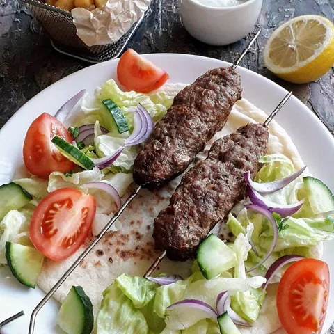 Adana kebab i tzatziki umak