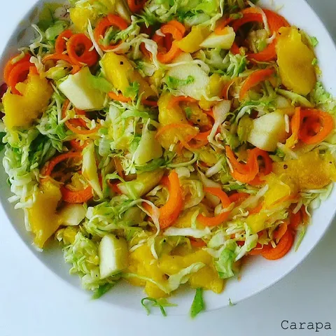 Salata od mladog kupusa,manga, jabuke i mrkve.