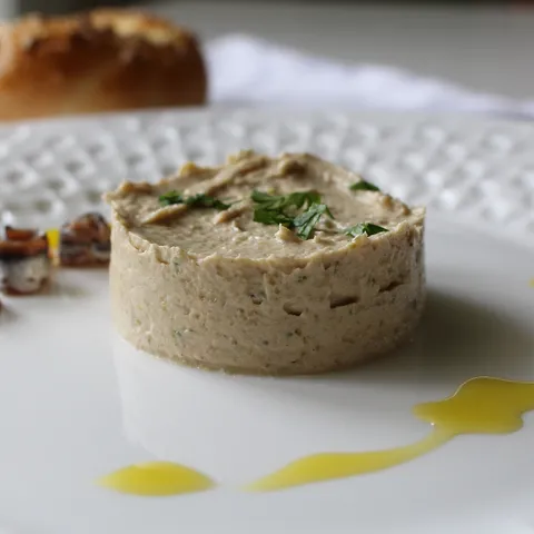 Pašteta od tune i slanih inćuna