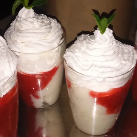 Puding od kokosa sa voćnim sosom