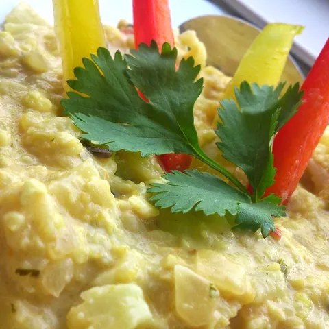 Karfiol curry sa rizom i salatom