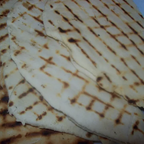 Piadine (tanke grčke pogačice koje se peku na grillu)
