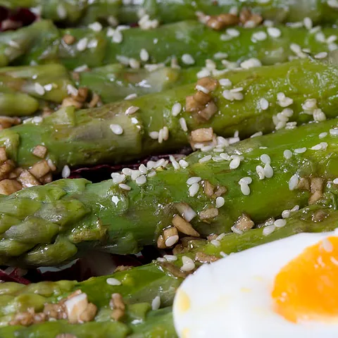 Asparago con uova, olio d’oliva e aglio (Špargle sa jajima, maslinovim uljem i češnjakom)