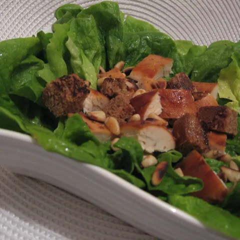 Pileća salata sa pinjolima