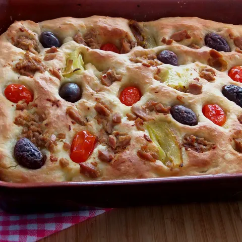 Focaccia sa paprikom ,tunom i rajčicom