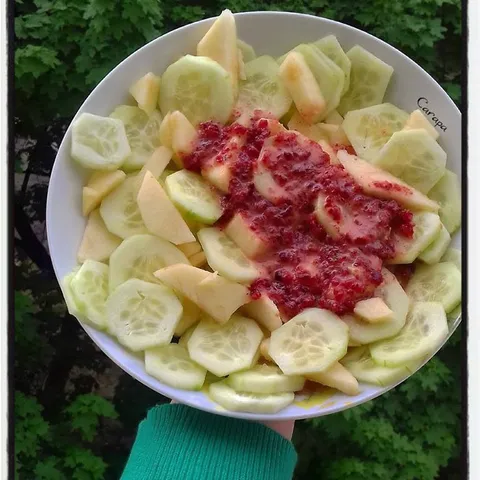 Salata od krastavaca i jabuke + dressing od brusnice. Fantazija.