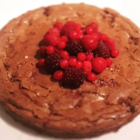 Brownie torta sa šumskim voćem