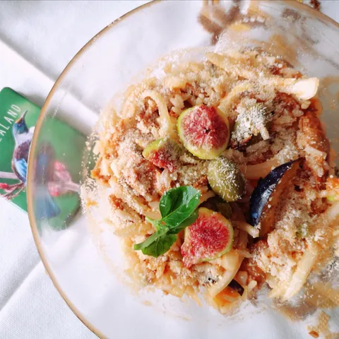 Tuna salatica sa šljivama i jednom smokvom