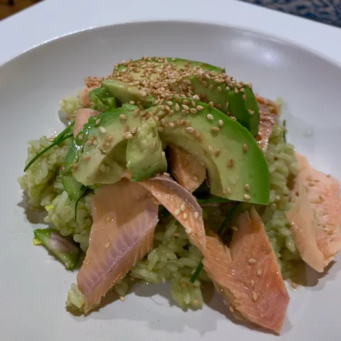 Matcha pirinač sa dimljenom pastrmkom, krastavcem i đumbirom iz turšije