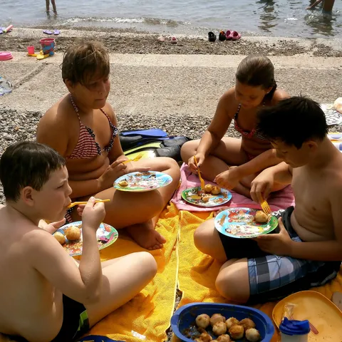 Ljeto, plaža i kotrljajući njoki