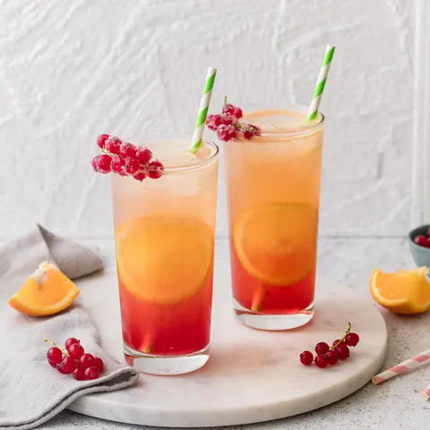 Vermut koktel s narančom, ribizom i hibiskusom