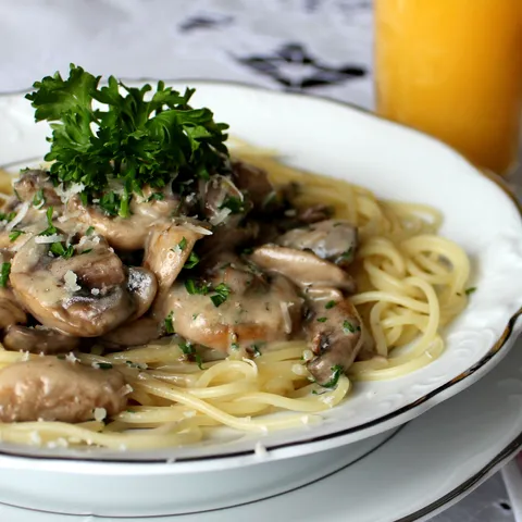 Pasta sa kremastim sosom od šampinjona