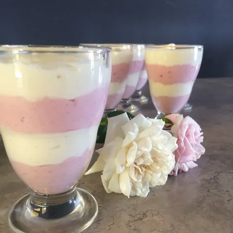 Mousse od bijele čokolade i malina