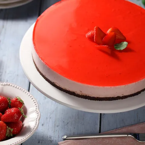 Cheesecake s jagodama i crvenim preljevom