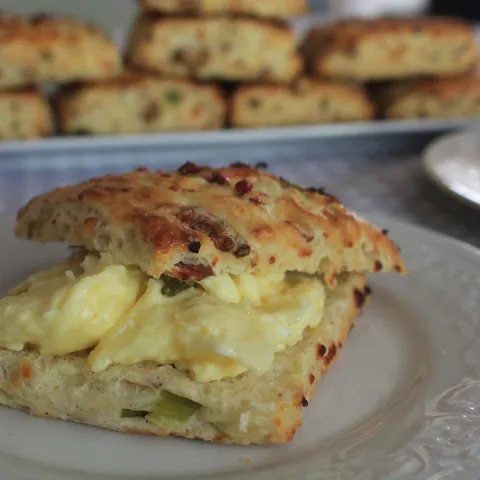 Scones sa mlacenicom i pancetom