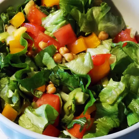 Pikantna salata s rukolom i avokadom