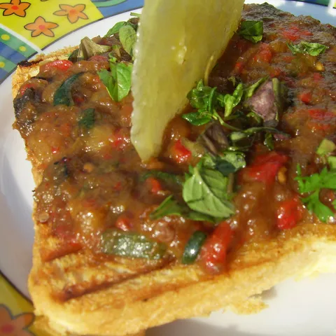 Povrtna bruschetta s čipsom od sira