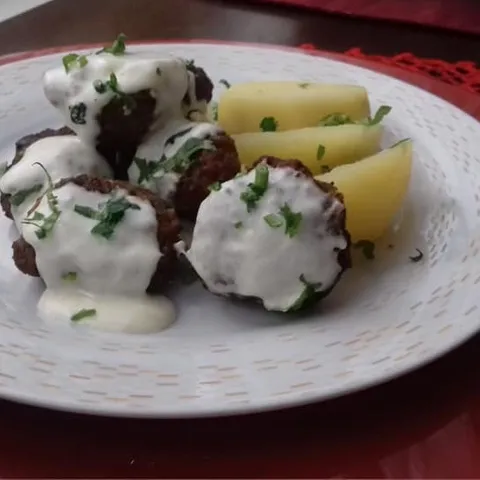 Mesni valjušci i umak od mozzarele