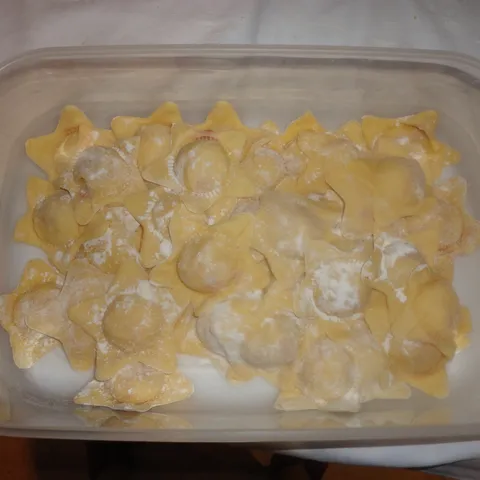 Ravioli punjeni pršutom i raznim sirevima