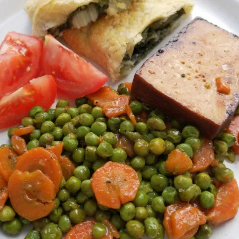 VEGAN RUČAK DIMLJENI TOFU, PIRJANI GRAŠAK & MRKVA, BLITVA U LISNATOM