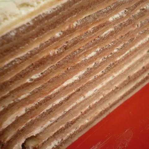 Rozen torta s mliječnom čokoladom i slatkim vrhnjem