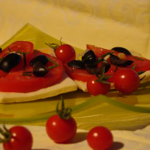 Lude bruschette s rajčicama i maslinama