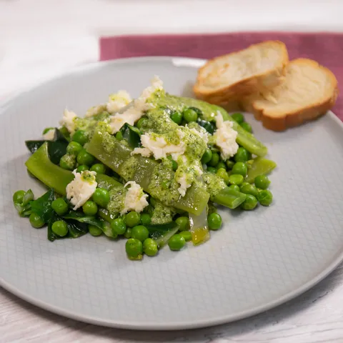 Proljetno povrće s pestom i mozzarellom