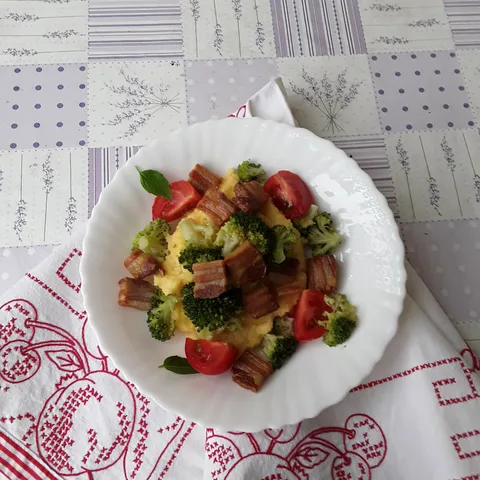 Polenta sa slaninom i brokulom