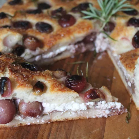 Focaccia nadjevena sa grozdjem i svijezim sirom