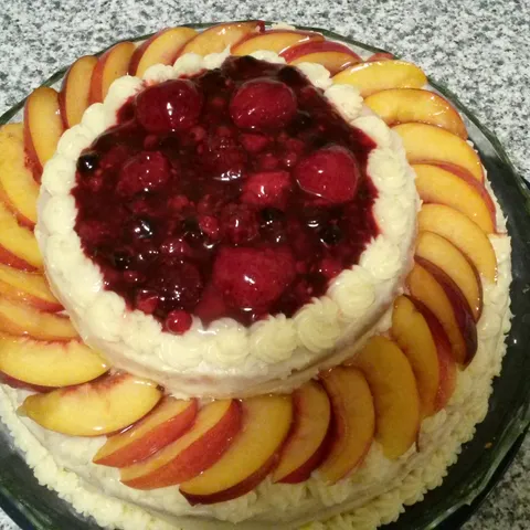 torta od vanilije sa šumskim voćem
