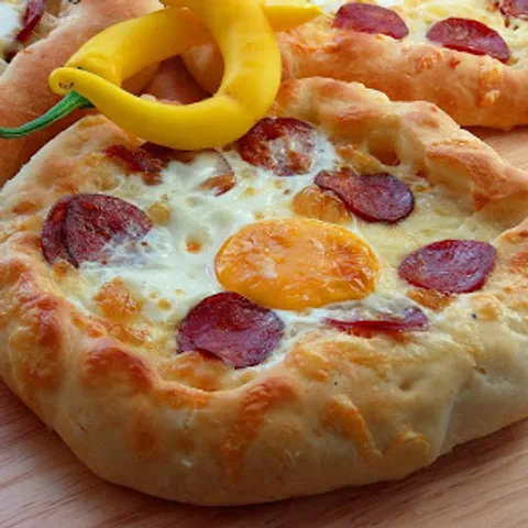 Sucuklu Pide/pide sa kobasicom