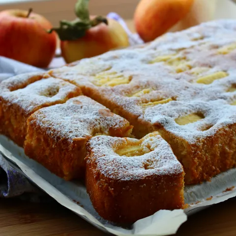 Torta sa jabukama i umucenim svjezim vrhnjem