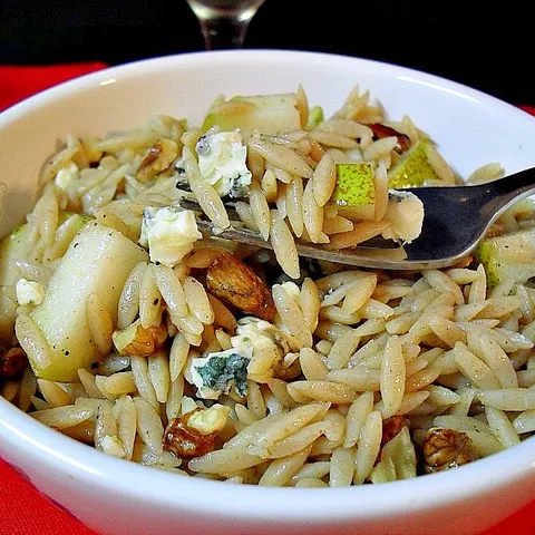 Orzo salata sa orasima i gorgonzolom