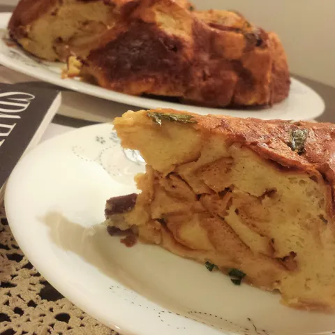 Strata sa sirom i prsutom (Slana torta od starog hleba)